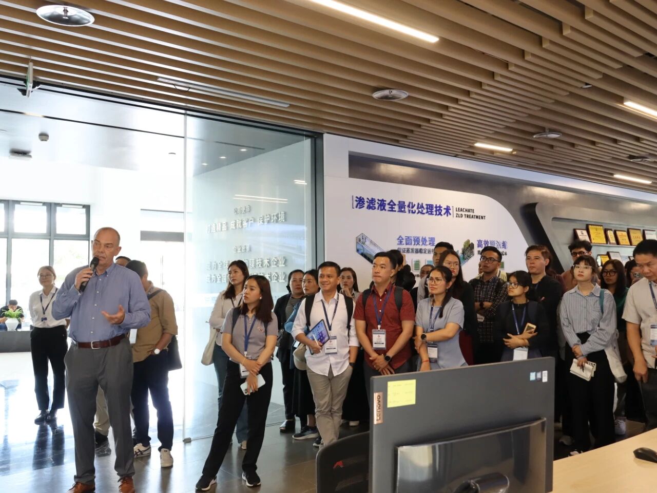 參觀嘉戎技術(shù)展廳